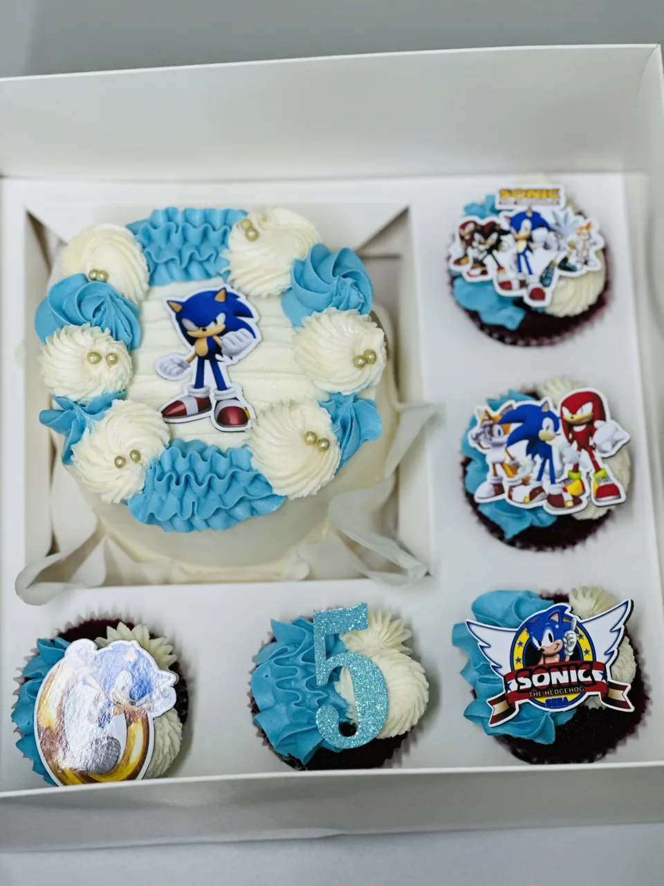Character bento with matching cupcakes