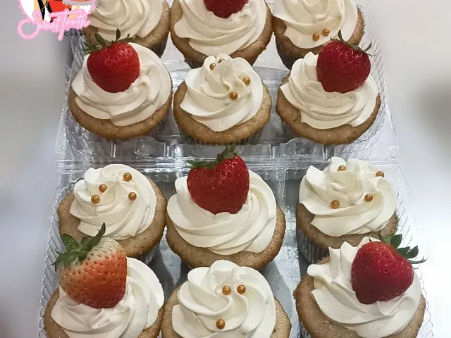 Sweet Tooth Custom Cakes - photo 14