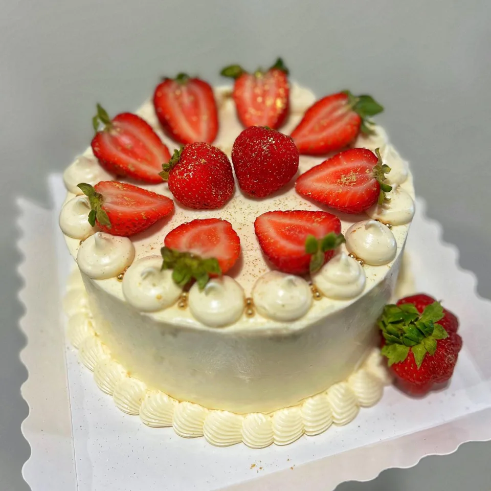 6 inch single layer Carrot Cake with Creamcheese Buttercream topped with Fresh Strawberries